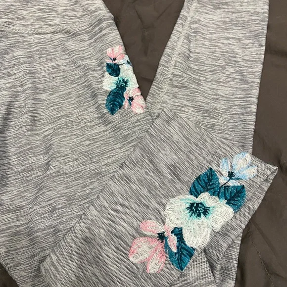 Victoria's Secret PINK Ultimate Gray Leggings - Picture 2 of 8